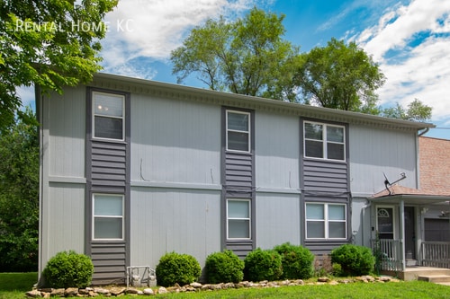 Building Photo - Remodeled 3-bed / 1-bath Second-Floor unit...