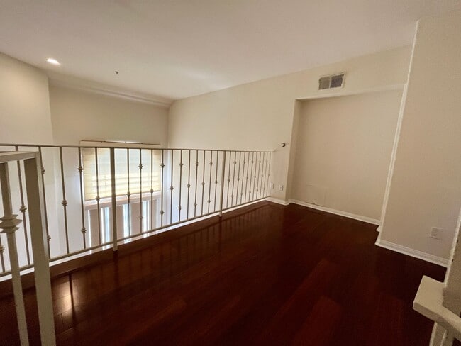 Building Photo - High vaulted ceilings open floor plan cond...