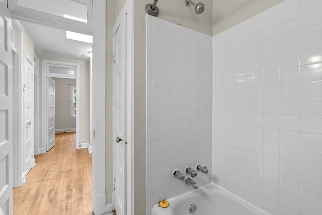 Building Photo - 3 Bed 2 Bath - Glover Park Row Home - Fini...