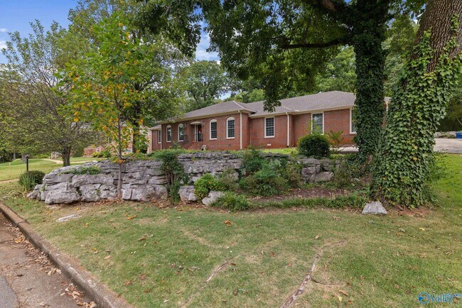 Building Photo - 820 Tannahill Dr SE