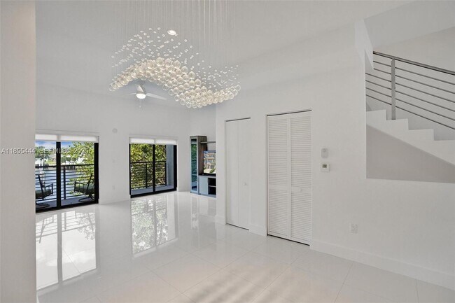 Building Photo - 516 SE 1st Cir