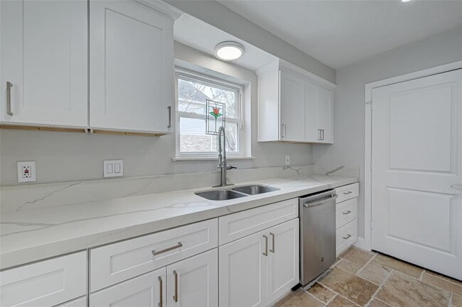 Building Photo - 915 Daria Dr