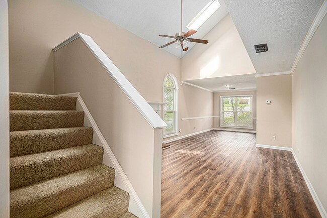 Building Photo - 6592 Anson Ct