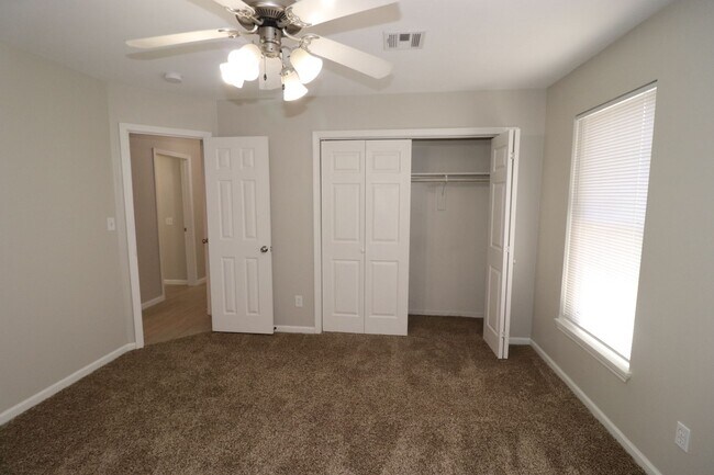 Building Photo - Newly updated duplex for rent!