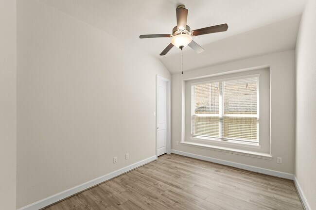 Building Photo - 9339 Fairfield Oaks Ln