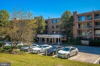 Building Photo - 1637 Oakwood Dr
