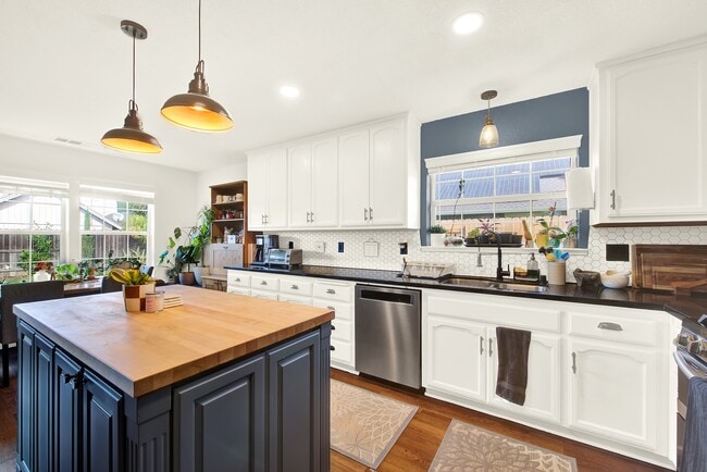 Building Photo - 209 White Oak Ln