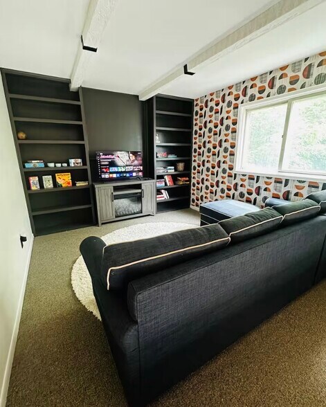 Building Photo - 4504 N Lakeshore Dr