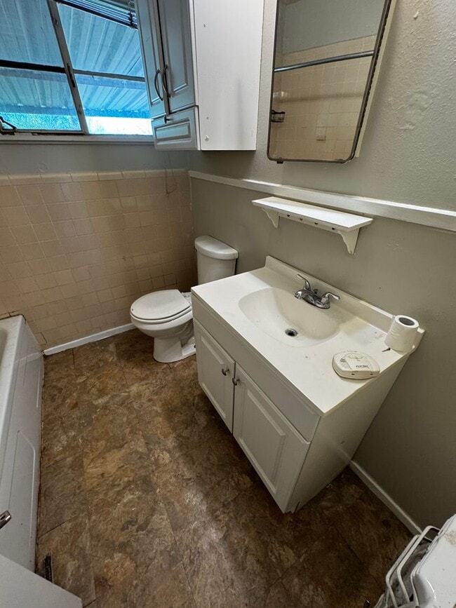 Building Photo - 3 bedroom, 1 bath