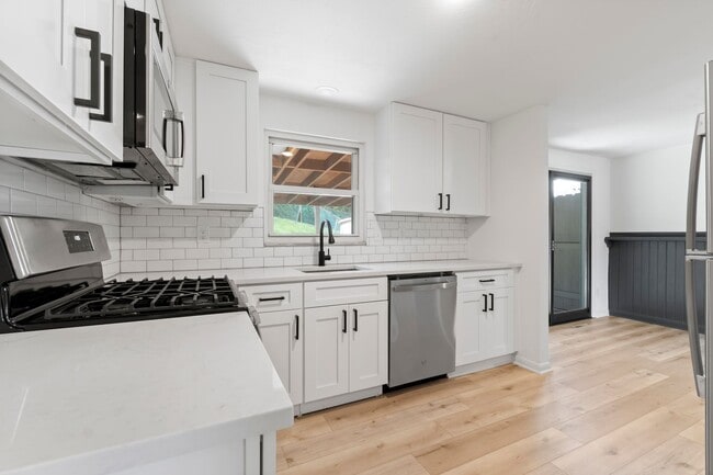 Building Photo - AVAILABLE NOW!! Fully RENOVATED 3 bedroom TOWNHOME in WEST MIFFLIN! COME CHECK IT OUT!