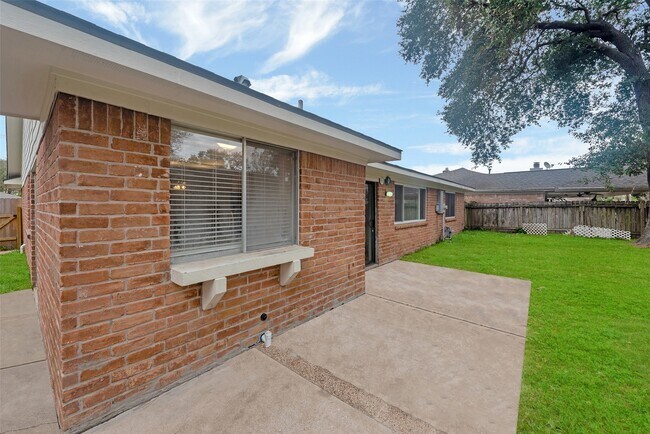 Building Photo - 15806 Spring Forest Dr