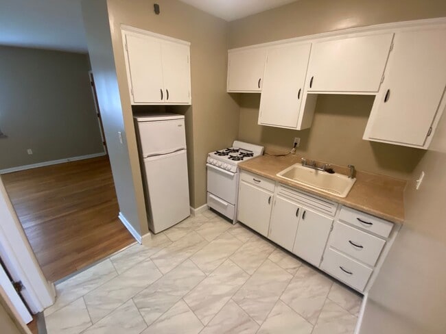 Building Photo - 1 Bedroom- Grandview Area
