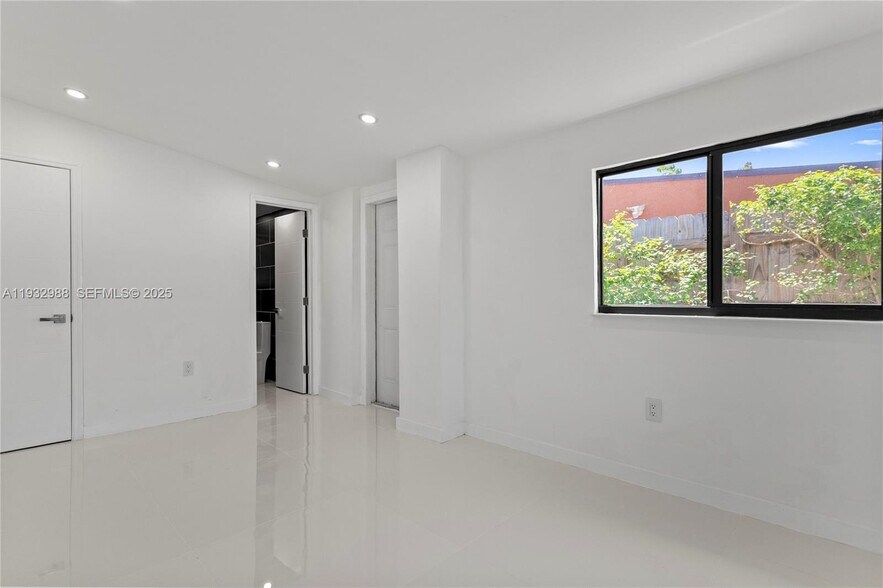 Building Photo - 1640 NE 183rd St