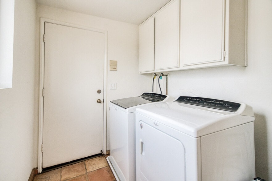 Building Photo - 839 S Holt Ave