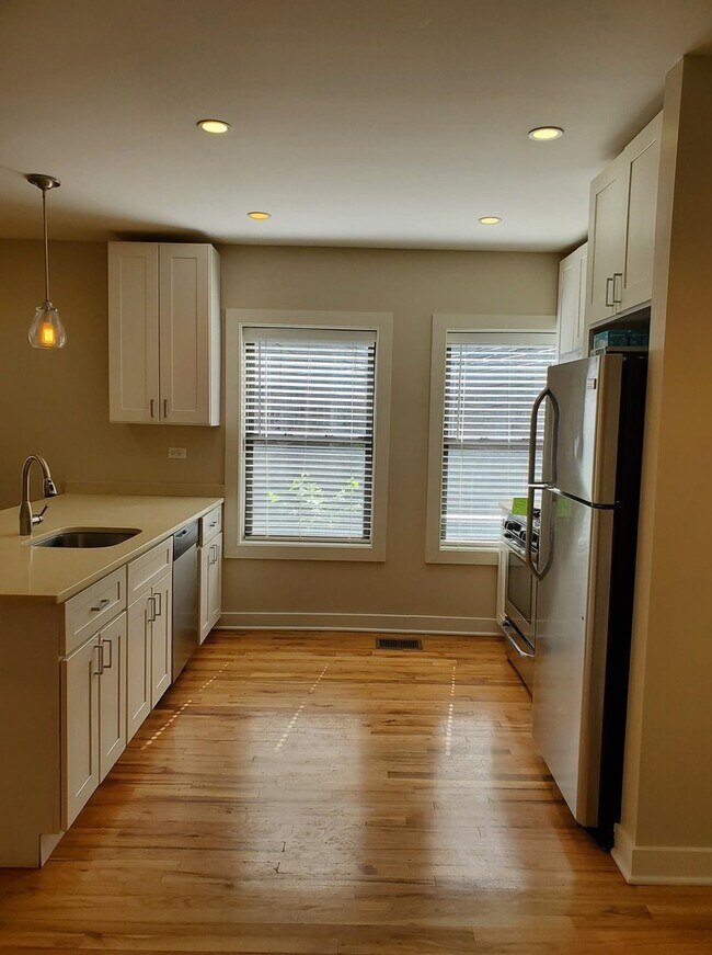 Building Photo - 3609.5 N Lakewood Ave