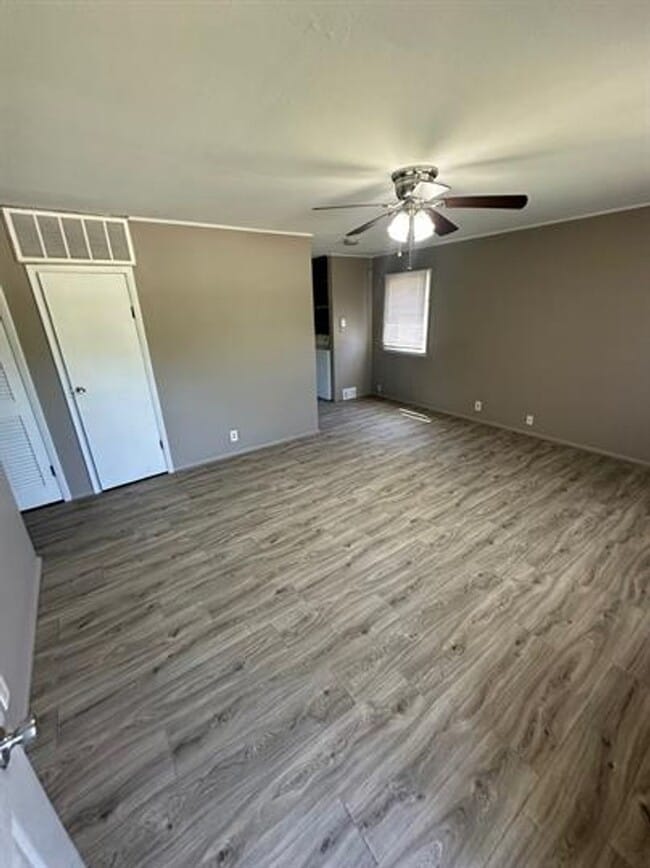 Building Photo - 1102 N Lincoln Ave