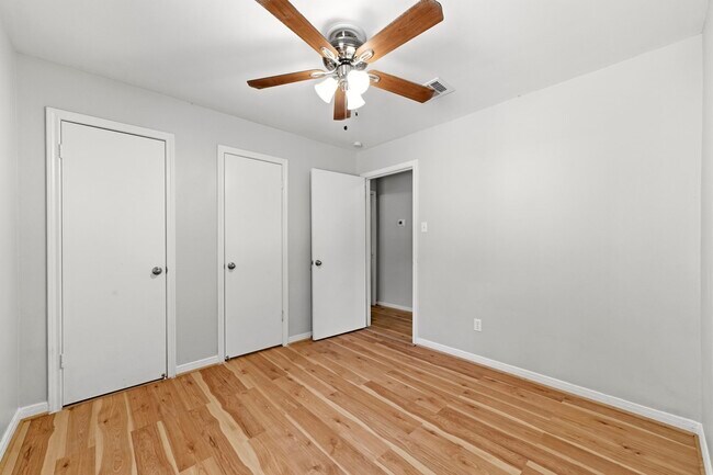 Building Photo - 3507 Lake Ridge Bend
