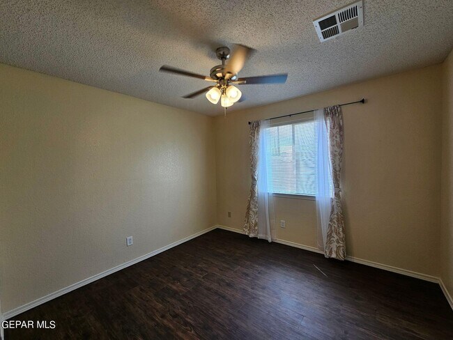 Building Photo - 10909 Northview Dr