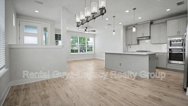 Building Photo - 409 Crestview Dr