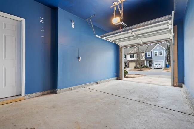 Building Photo - Stylish and Spacious 3 Bedroom, 2.5 Bathroom End-Unit Townhome w/ Garage!