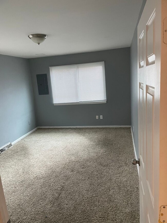 Building Photo - 3 Bedroom Home In Farmington Hills