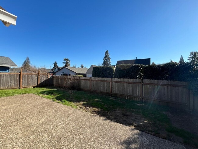 Building Photo - Amazing 3 Bd 2 Bath home in Historic Gladstone! Attached garage and Private yard! Easy access to ...