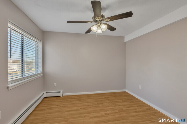 Building Photo - 60 Old Town Rd