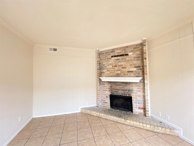 Building Photo - 7700 Creekbend Dr