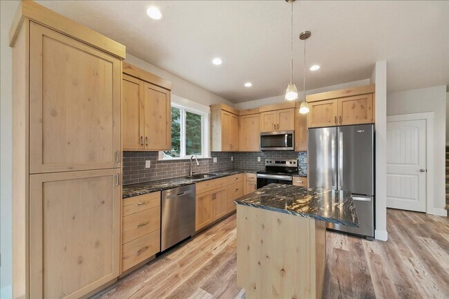 Building Photo - Spacious 3 Bed, 2.5 Bath Rental in Homedal...