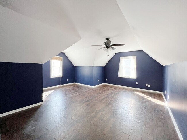 Building Photo - Stunning 4-Bedroom Home in Overland Park!