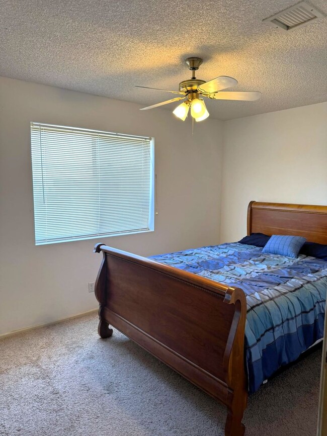 Building Photo - 3 BEDROOM HOME IN TIERRA MESA!
