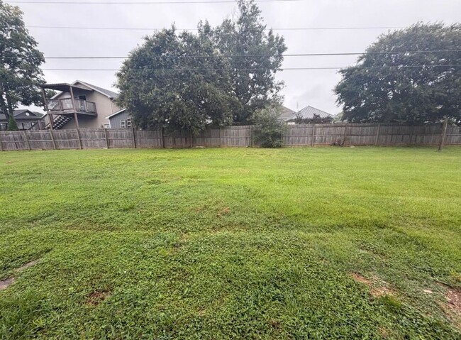 Building Photo - 3 Bedroom 2 Bathroom For Rent