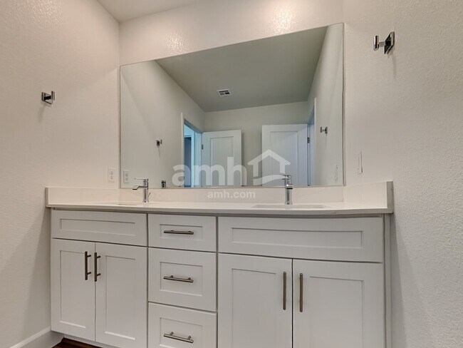 Building Photo - 123 Charmante Tulip Ln