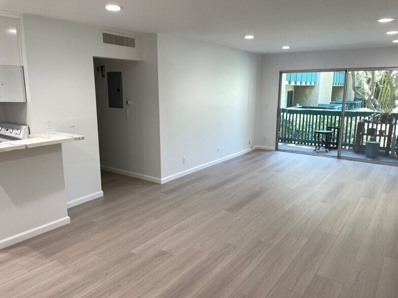 Building Photo - 576 N Bellflower Blvd