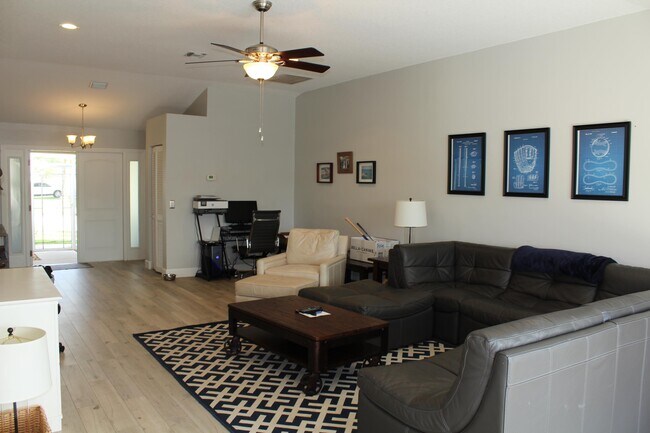 Building Photo - 12872 Meadowbend Dr