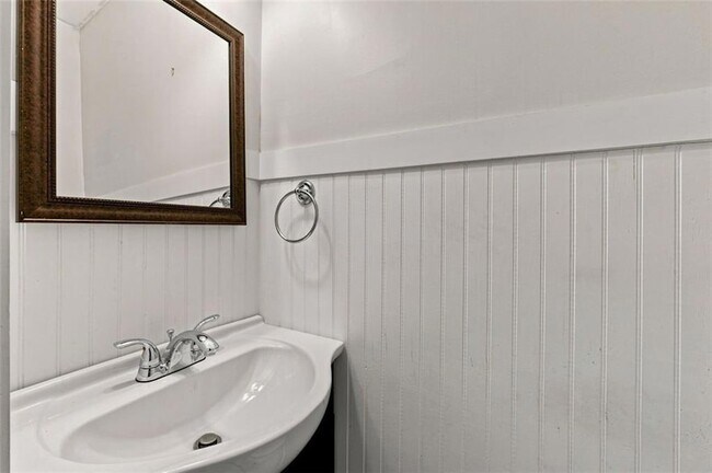 Building Photo - 208 Yancy Dr SE