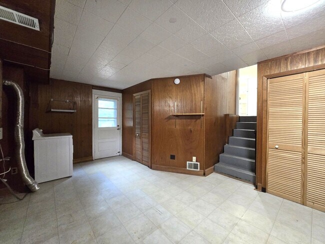 Building Photo - Updated 3BR, 2BA with Screened in Porch in Close in Rockville/Kensington!!
