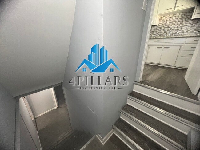 Building Photo - "Charming 2-Bedroom Gem with Finished Basement & Gleaming Hardwood Floors in Hammond!"