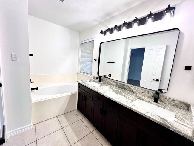 Building Photo - 6415 Hunterstone Ct