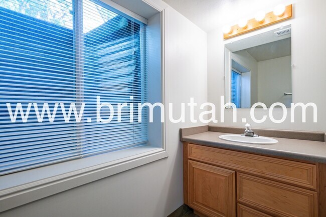 Building Photo - 1147 E Garfield Ave