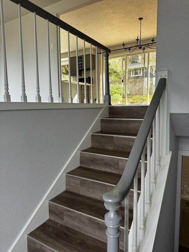 Building Photo - Spacious 3 Bedroom Home in South Eugene – Churchill Area