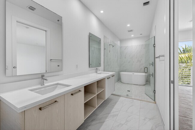 Building Photo - 1044 NE 18th Ave