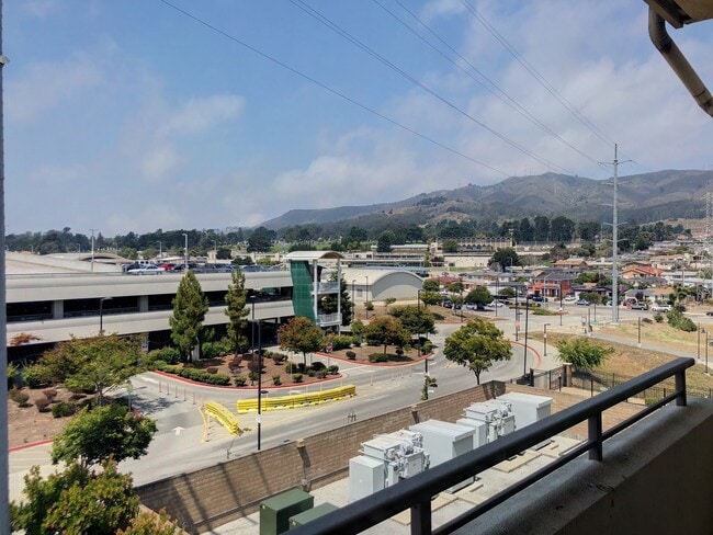 Building Photo - 1 Bed, 1 Bath Penthouse Level Condo w Park...