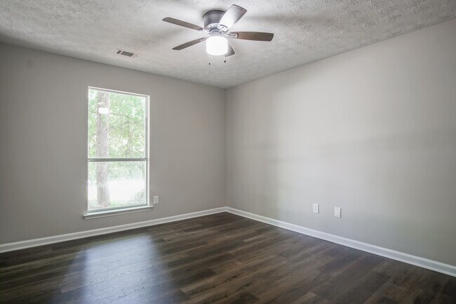 Building Photo - 3137 Glen Hollow Dr