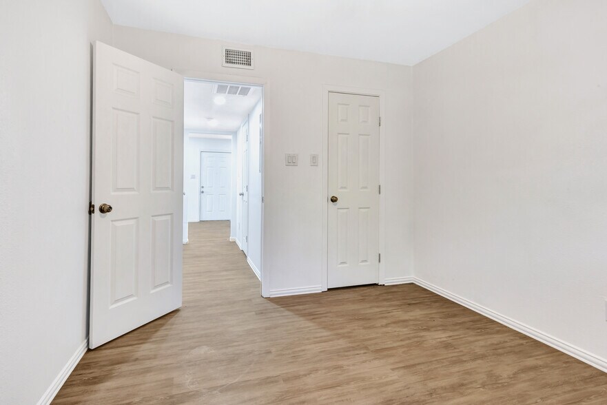 Building Photo - 901 Bessie St