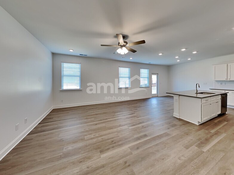 Building Photo - 1032 Highland Walk