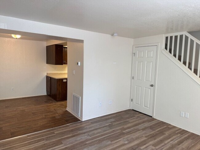 Building Photo - 2 BEDROOM TOWNHOME IN PHOENIX