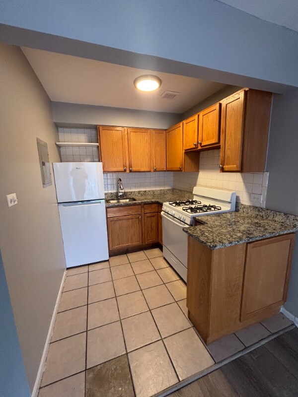Primary Photo - 3353 Commercial Ave