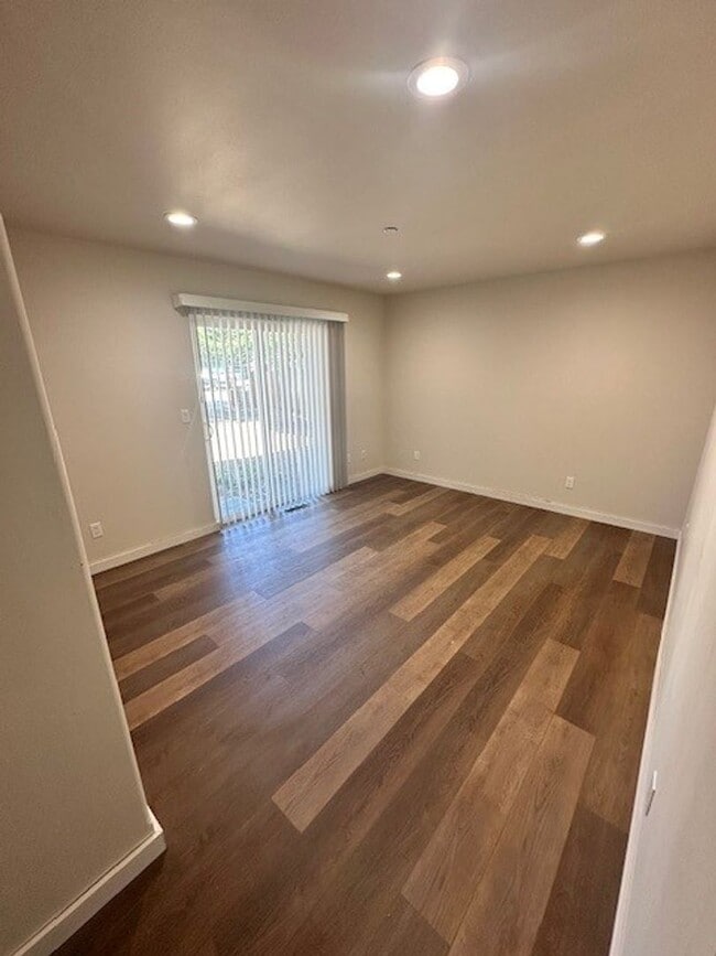 Building Photo - Lovely, recently remodeled 3Bd townhouse duplex! Available for viewing now! Call me to inquire to...