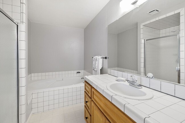Building Photo - Beautiful Al Tahoe Home in South Lake Taho...